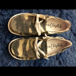 EUC. Camo Slide on Sneakers